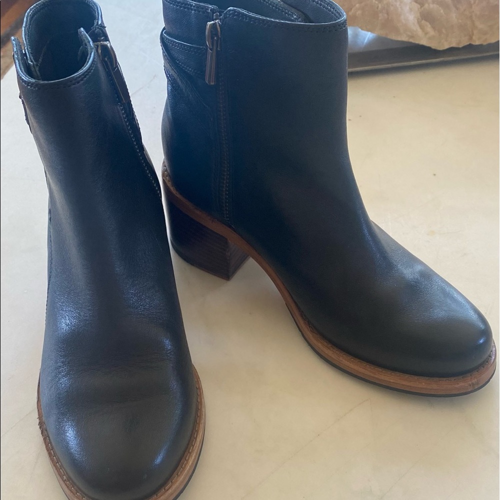 Womens size 5 clarks booties